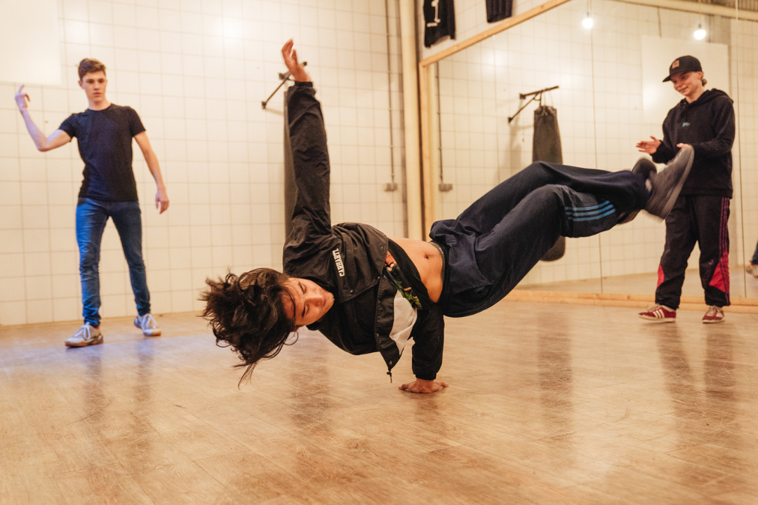 WAT IS BREAKDANCE